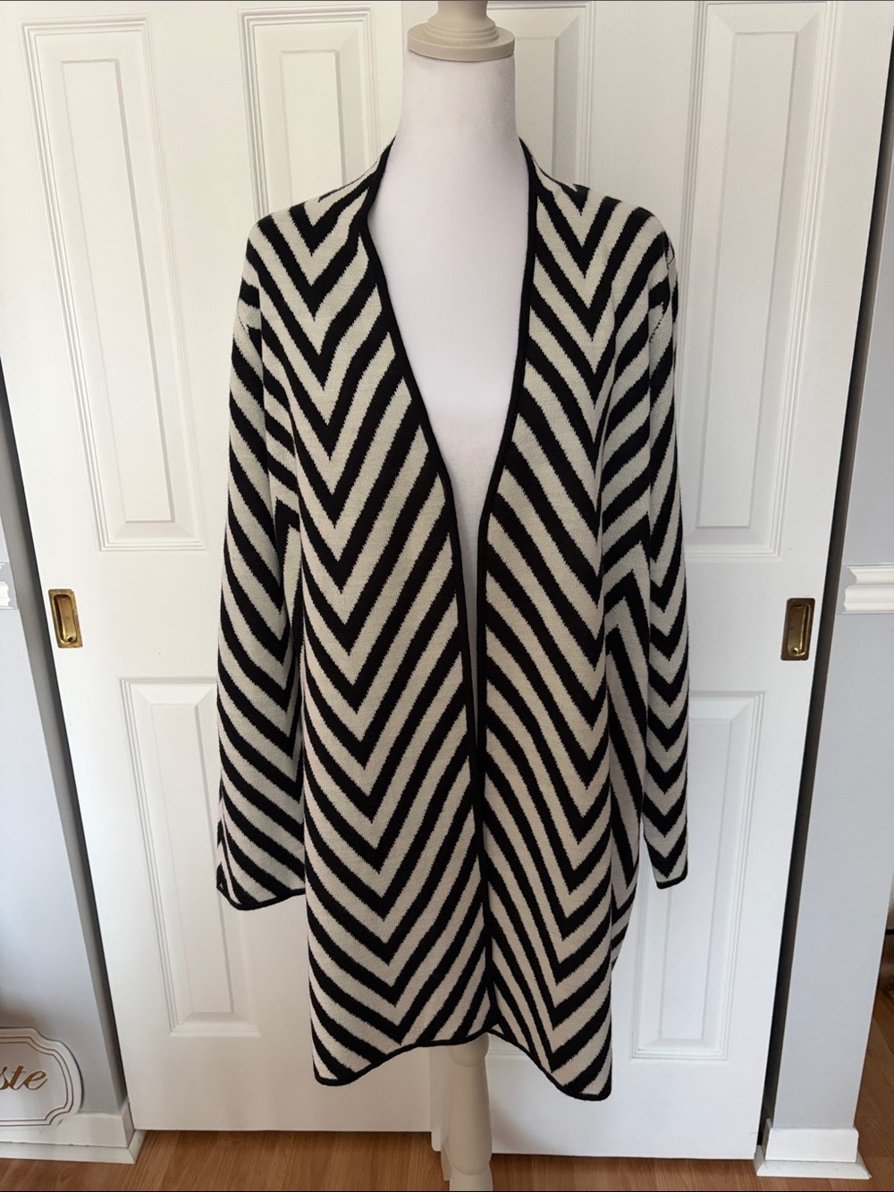 Kasper Black and White Chevron Open-Front Cardigan
